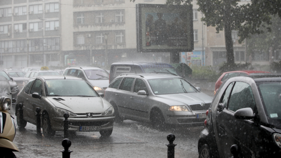 AMSS UPOZORAVA Oprez vozači, otežana vožnja zbog smanjene vidljivosti i mokrih kolovoza