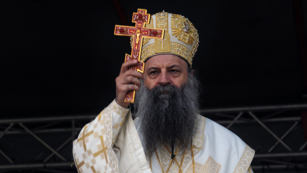 PORFIRIJE PRISUSTVOVAO SVEČANOM PRIJEMU ĐAKA PRVAKA Patriarh uživao u priredbi, a poklon koji je dobio od nastavnice će čuvati do kraja života (FOTO)