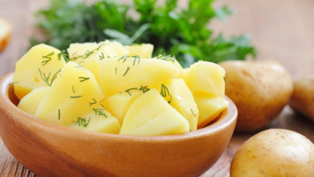 Super trik: Dodajte ovaj sastojak kada kuvate krompire i dobićete najukusniju salatu