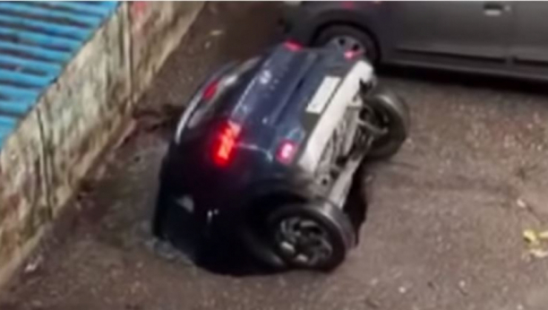 JEZIV SNIMAK: Otvorila se zemlja i na parkingu "progutala" automobil za svega par sekundi (VIDEO)