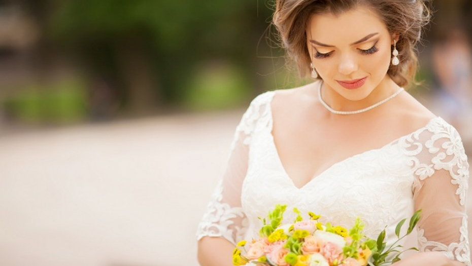 OVO JE DILEMA SVAKE MLADE Elegantna punđa, ili puštena kosa na venčanju? (FOTO)