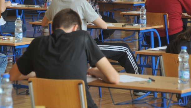 NOVE MERE ZBOG KORONE! Iako nisu dostigli vrhunac pandemije, u Kragujevcu srednjoškolci prelaze na onlajn nastavu