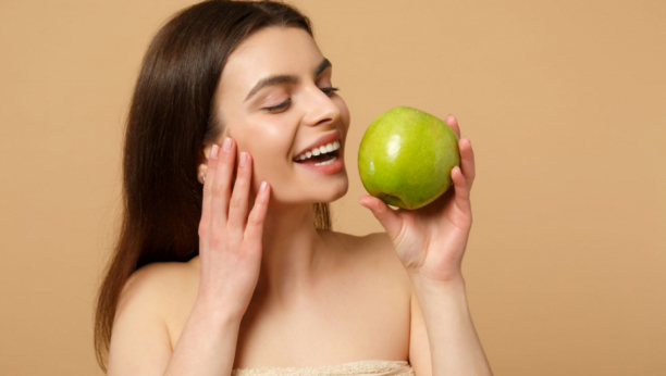 Koristan trik: Evo kako da prepolovite jabuku bez noža