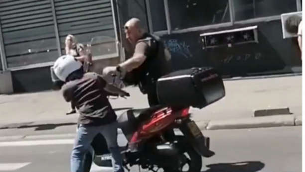 TUČA ZBOG SAOBRAĆAJA CENTRU BEOGRADA Prešao van pešačkog, pa nasrnuo na motociklistu, reagovala i policija! (VIDEO)