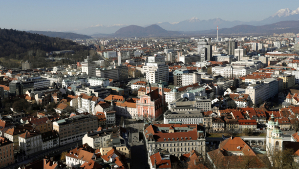 OD 7 KANDIDATA TROJE SE SMATRA FAVORITIMA Otvorena birališta u Sloveniji, prvi krug predsedničkih izbora