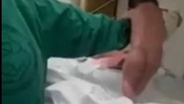 BEBA PROHODALA U PORODILIŠTU… Svi u bolnici zanemeli! (VIDEO)
