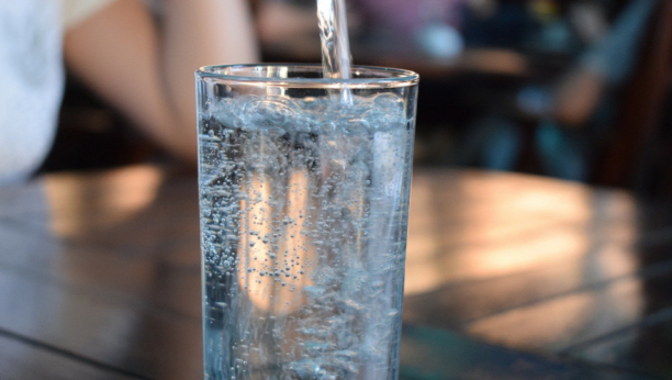 Hidratacija je ključna: Saznajte koliko vode treba da pijete tokom leta