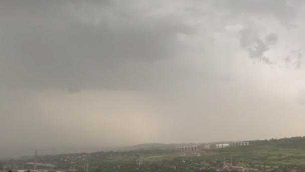 NEVREME PROTUTNJALO BEOGRADOM! Kiša, olujni vetar i munje iznad Karaburme i Mirijeva! (VIDEO)