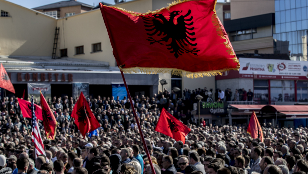 ARAPSKI IMAM ZAPRETIO ALBANCIMA Bacite albansku zastavu u đubre, ona predstavlja nevernike i protivna je islamu