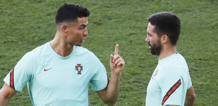CIRKUS! Ponovo Ronaldo i ponovo flašica, isplivao smehotresan video iz kampa reprezentacije Portugala (VIDEO)