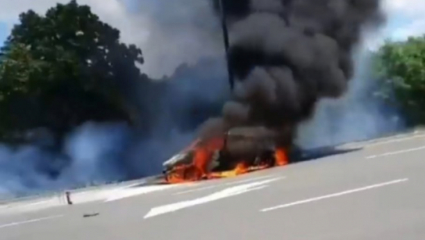 UŽAS NA AUTO-PUTU MILOŠ VELIKI Zapalio se automobil kod naplatne rampe Obrenovac!