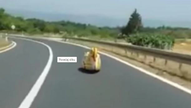 "JEL OVAJ VOZI KONTEJNER!?" Bizarna scena na auto-putu, nisu mogli da veruju očima kada su videli da se kreće! (VIDEO)