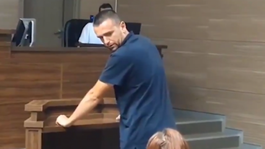 "NISAM JA CRNOGORAC!" Snimak iz sudnice u Prištini, Risto Jovanović se okrenuo i ponosno objasnio pred Albancima! (VIDEO)