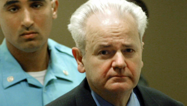 SLOBA U HAGU PLAKAO ZBOG KASETA Miloševiću su nudili 100 miliona dolara da se skloni i da bude bankar negde u Americi!