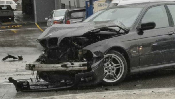 SAOBRAĆAJNA NESREĆA NA NOVOM BEOGRADU Vozač BMW-a udario u motor: Uplakan molio okupljene da ne zovu policiju