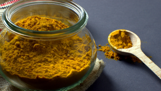 ISPRAVKA: Mešavina meda i kurkume ne sprečava rak i nije najmoćniji antibiotik