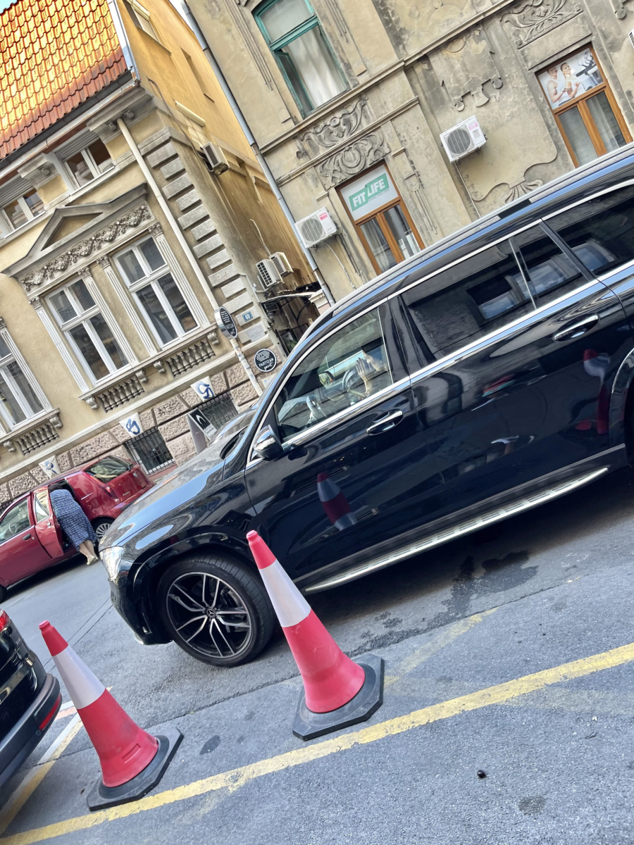 NEODGOVORNA I BAHATA Teodosićeva žena parkirala džip nasred ulice i ostavila naslednike bez nadzora: Deca u autu, Jelisaveta u šopingu!