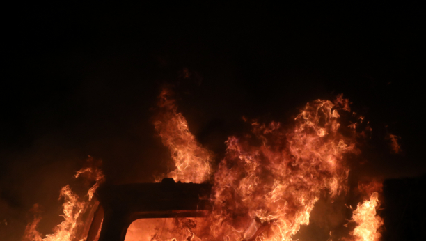 "PLAMTEO JE KAO VULKAN, BENZIN CURIO NA SVE STRANE" Izgoreo automobil u Novom Sadu, majka i dete u poslednjem trenutku napustili vozilo