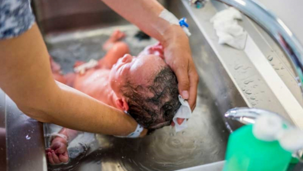 RODITELJI ZGROŽENI: Pedijatrijska sestra kupa bebe u izbeljivaču - tako uništava bakterije, ali nalaže oprez pri doziranju