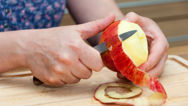 KADA OVO PROČITATE, NEĆETE JE VIŠE BACATI: Kora od jabuke je prava bomba zdravlja, evo šta sve čini našem organizmu!