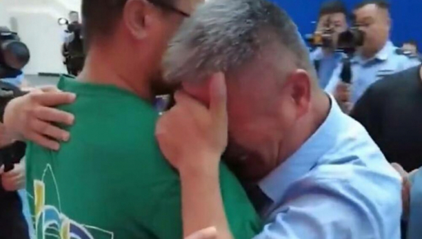SUZE TEKLE KAO REKA! Pronašao otetog sina posle 24 godine, njihov prvi susret je rasplakao celu naciju! (VIDEO)