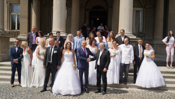 Kolektivno venčanje u Starom dvoru: Sudbonosno "DA" izgovorilo 16 parova (FOTO)