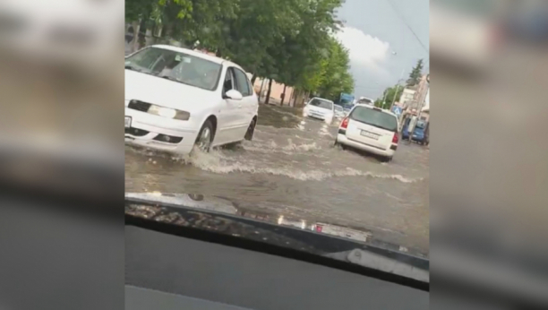 KOLAPS U ĆIĆEVCU Voda ušla u podrume, potopljene i glavne gradske ulice (VIDEO)