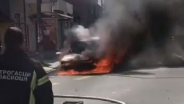 UŽAS U NOVOM SADU Automobil se zapalio tokom vožnje, vozač iskočio da bi pobegao od plamena!