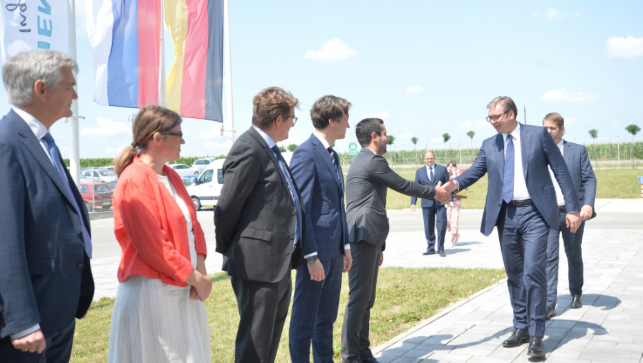 Vučić obilazi farbiku Siemens Mobility Doo Cerovac