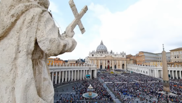 EU HTELA DA "IZBRIŠE" BOŽIĆ Na zahtev Vatikana i konzervativaca ostao pravi naziv, umesto "praznika"