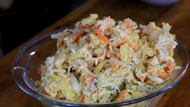 Super i kao obrok i kao prilog: Najukusnija krompir salata sa pilećim mesom bez majoneza