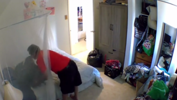 POSTAVILA KAMERE ZBOG MAČAKA Zatekla stanodavca u sobi, a kada je videla snimak, odmah se zgrozila (VIDEO)