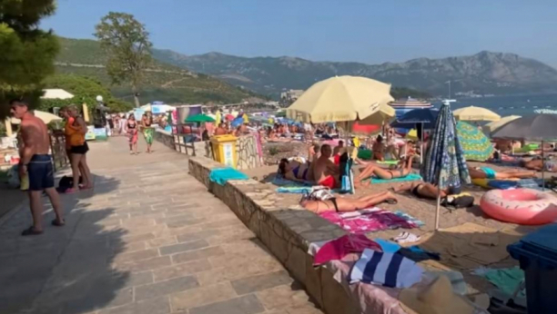 TUČA NA PLAŽI OKO LEŽALJKI Jedna žena pala na glavu (VIDEO)