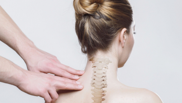 Ova navika je pogubna za kičmu: Kiropraktičar otkrio kako da se rešite bola u vratu i leđima