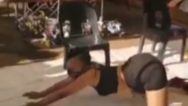 BIZARNO Striptizete igrale pored sanduka na sahrani u Južnoj Africi (VIDEO)