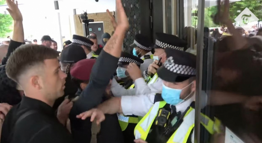 HAOS U LONDONU! Demonstranti napali policiju, pokušali da provale u zgradu Bi-Bi-Sija! (VIDEO)