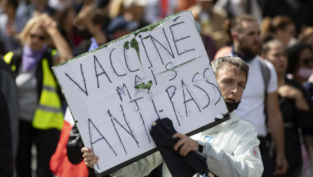 VAKCINA JE ''GENOCID'' U Francuskoj vandali uništavaju centre za vakcinaciju