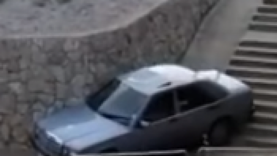 ŠTA SE DESILO? "Sipali mu rakiju u vino": Mercedesom se zaglavio na stepenicama (VIDEO)