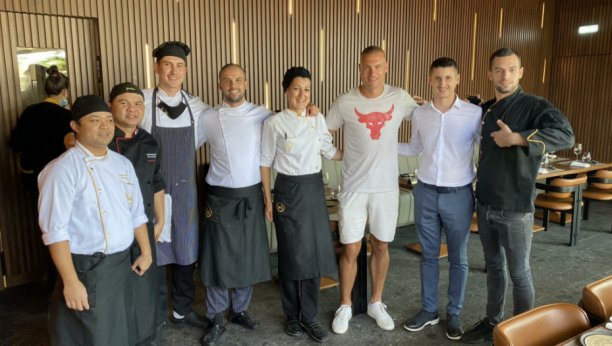 Nemanja Vidić sa porodicom uživao u beogradskom restoranu W Sushi