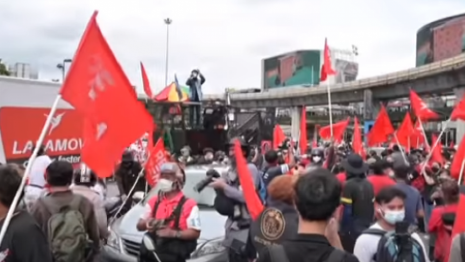 HAOS NA TAJLANDU Ne prestaju sukobi demonstranata i policije
