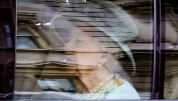 PRIVILEGIJE LJUDI "PLAVE KRVI" Da li je engleskoj kraljici potrebna vozačka dozvola ili pasoš?