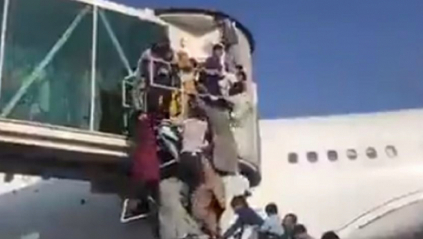 PETORO MRTVIH NA AERODROMU Stotine ljudi pokušavaju da pobegnu iz Avganistana, otvorena vatra ispred aviona!