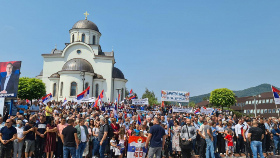 NEVEROVATAN DOČEK U BAJINOJ BAŠTI Stigla i braća iz Republike Srpske, fantastična podrška predsedniku Vučiću! (FOTO)
