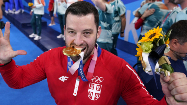 ŠAMPIONI, LJUDSKI I OLIMPIJSKI Patrijarh od zlatnih vaterpolista dobio donaciju za pomoć grčkoj braći (FOTO)