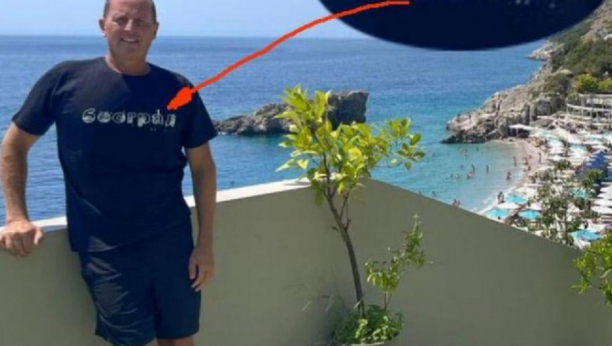 GRENELU RIČE, SRBIJA TI KLIČE Ričard Grenel na moru u Albaniji, u majici sa ćiriličnim natpisom "Beograd"