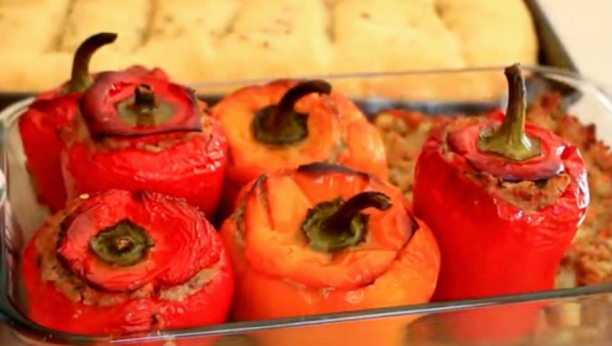 Jednom kad probate, uvek ćete ih praviti na ovaj način: Recept za punjene paprike sa najlepšim filom