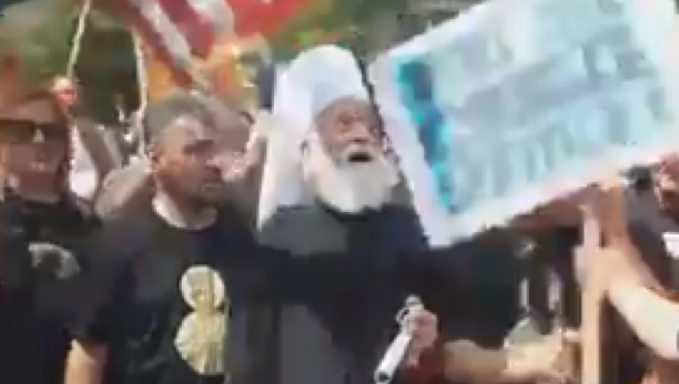 BOŽJA KAZNA Miraš dobio po nosu, na Milovog raspopa pao transparent dok je ponosno stajao pod američkom zastavom! (VIDEO)