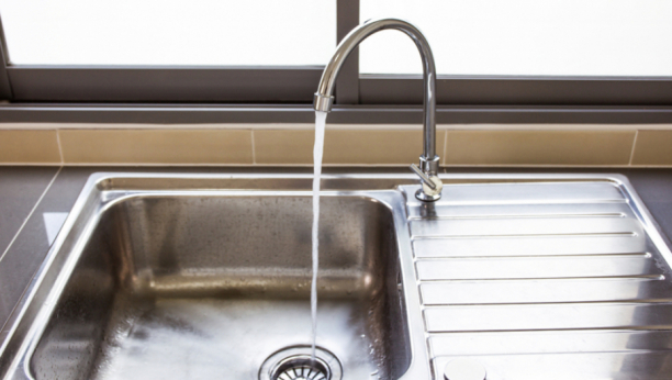 Vaša sudopera ima neprijatan miris? Probajte ovu smesu za čišćenje koja će sigurno delovati
