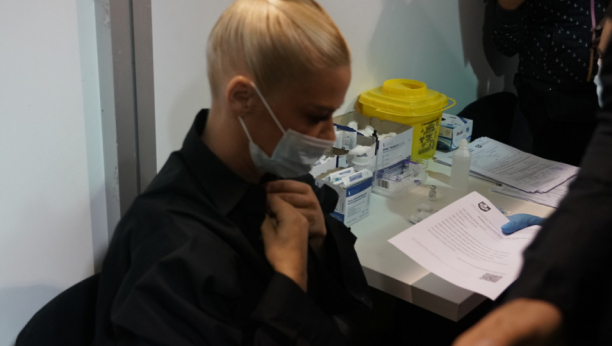 NIKO NIJE MOGAO DA SKINE POGLED SA NJE! Nataša Bekvalac primila treću dozu vakcine, pevačicin stajling oduševio! (FOTO/VIDEO)