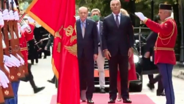 MILO DOČEKAO ERDOGANA NA CETINJU Turski predsednik doputovao u Crnu Goru, na aerodromu ga sačekao Dritan Abazović    (FOTO/VIDEO)